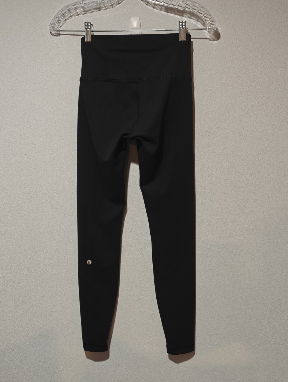 Like New Lululemon Leggings Size 4 Black Wunder Under 26" - Picture 3 of 5